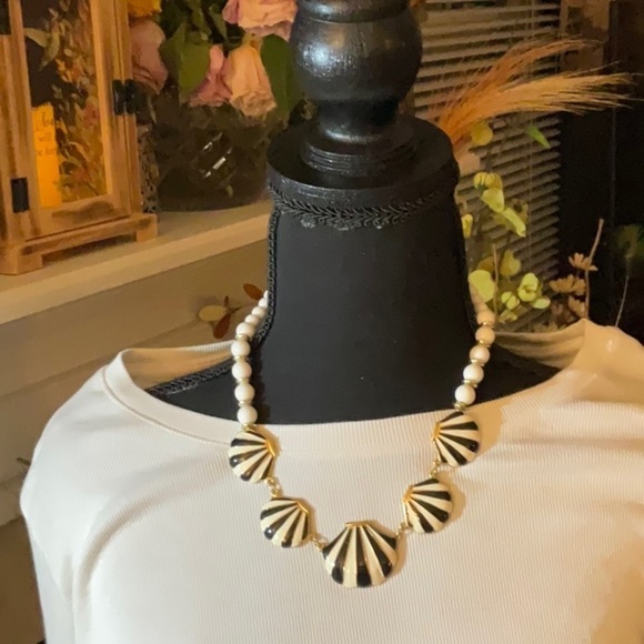 BLACK AND WHITE SHELL SHAPED NECKLACE - Picture 1 of 3